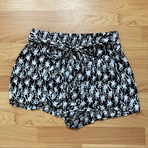Black & white palm tree flowy shorts size S